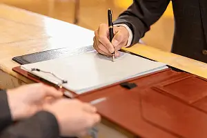 舅舅们去哪里旅游英语